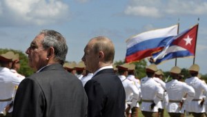 Los presidenteS Raúl Castro y Vladimir Putin durante la visita del mandatario ruso a Cuba en 2014. Foto: AP. 